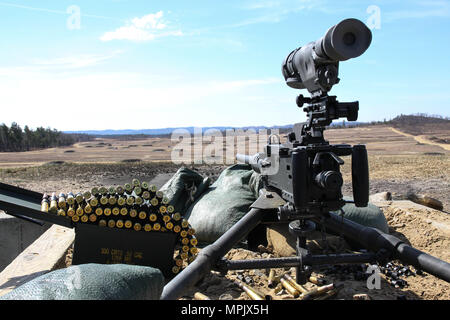 Ein M2 .50 Kaliber Maschinengewehr sitzt auf der Strecke nach einem gunner Qualifizierung im Betrieb Cold Steel am Fort McCoy, Wis., 19. März 2017 abgeschlossen wird. Betrieb Cold Steel ist der US-Armee finden Crew - Serviert Waffen Qualifizierung und Validierung Übung, um zu gewährleisten, dass America's Army Reserve Einheiten und Soldaten ausgebildet sind und bereit, auf kurze bereitstellen - und überall in der Welt bekämpfen - bereit und tödlichen Feuerkraft zur Unterstützung der Armee und unsere gemeinsamen Partner bringen. (U.S. Armee finden Foto: Staff Sgt. Debralee Beste, 84th Ausbildung Befehl) Stockfoto