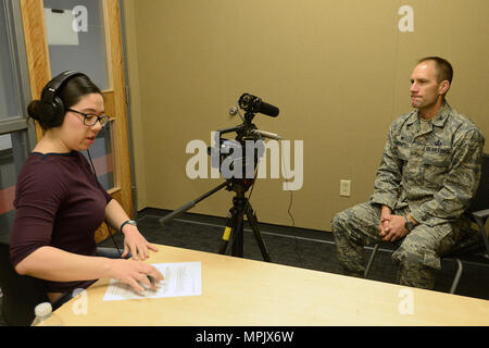 Senior Airman Kelly O'Connor, eine Bekämpfung der Kamera Sender mit der Luftwaffe Public Affairs Agentur Location-Hill, Hill AFB, Utah, Interviews Oberst Eric Obergfell, der Kommandant der Defense Contract Management Agency-Dayton, Dayton, Ohio, während die operationellen Vertrag unterstützen Gemeinsame Übung 2017 in Fort Bliss, Texas, 19. März 2017. Das Interview war Teil des einwöchigen Ausbildung für die OCSJX Teilnehmer. Die Übung bietet eine erstklassige Niveau der Anweisung, die die neuesten OCS Lehre, Taktiken, Techniken und Verfahren. OCSJX-17 bietet OCS-praktische Ausbildung t Stockfoto