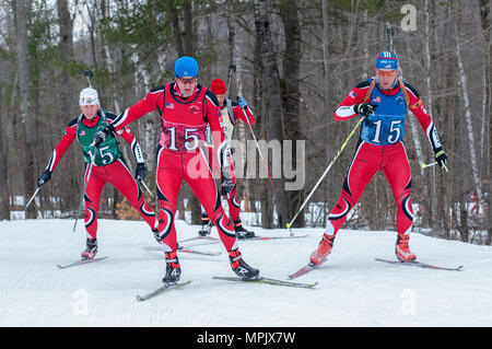 Von links: US-Armee Sgt. Maj. Shawn Blanke, Chief Warrant Officer 3 Eric Kreitzer, 1 Sgt. Gerald Robinson und Staff Sgt. Jeremy Teela, alle Mitglieder der Pennsylvania National Guard Biathlon Team, konkurrieren in der Patrol-Rennen im Camp Ethan Allen Training Website, Jericho, Vt, 9. März 2017. Über 120 Athleten aus 23 verschiedenen Staaten beteiligen sich an den 2017 Chief, National Guard Bureau Meisterschaften von März 5-9. (U.S. Air National Guard Foto von Tech. Sgt. Sarah Mattison) Stockfoto