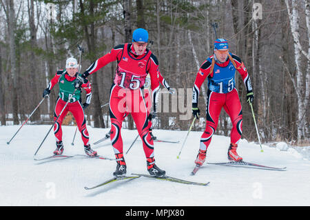 Von links: US-Armee Sgt. Maj. Shawn Blanke, Chief Warrant Officer 3 Eric Kreitzer, und die Mitarbeiter der Sgt. Jeremy Teela, alle Mitglieder der Pennsylvania National Guard Biathlon Team, konkurrieren in der Patrol-Rennen im Camp Ethan Allen Training Website, Jericho, Vt, 9. März 2017. Über 120 Athleten aus 23 verschiedenen Staaten beteiligen sich an den 2017 Chief, National Guard Bureau Meisterschaften von März 5-9. (U.S. Air National Guard Foto von Tech. Sgt. Sarah Mattison) Stockfoto