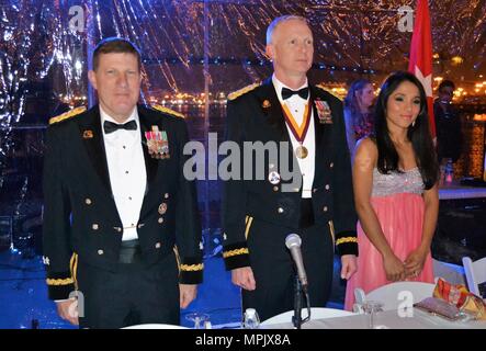 Generalmajor Mark Palzer, 79th Sustainment unterstützt den Befehl kommandierender General, Brig. General David Elwell, 311 Expeditionary Sustainment Command kommandierender General, und Judy Elwell Messestand während der Nation Hymne an ein Essen auf der United States Ship Iowa (BB-61), die Leitung letztes Schiff der Klasse der Vereinigten Staaten Schlachtschiffe,, 4. März im Hafen von Los Angeles in San Pedro. Stockfoto