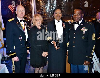 Brig Gen. David Elwell, 311 Expeditionary Sustainment Command kommandierender General, Patricia Papst, Command Sgt. Maj. renita Duncan, ehemalige 311 ESC Chancengleichheit Advisor und Gewinner der Merlin G. Papst Jr. Award und Command Sgt. Maj. Grady Blau, 311 ESC command Sergeant Major, wurden in die Teilnahme an einem Essen auf der United States Ship Iowa (BB-61), die Leitung letztes Schiff der Klasse der Vereinigten Staaten Schlachtschiffe,, 4. März im Hafen von Los Angeles in San Pedro. Stockfoto