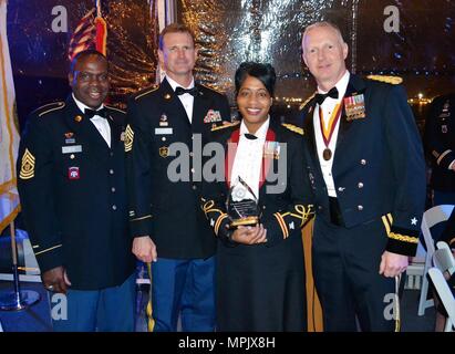 Command Sgt. Maj. Grady Blau, 311 ESC command Sergeant Major, Command Sgt. Maj. Darin Daniels, 650Th Region Support Group, command Sergeant Major, Oberstleutnant Toni Glover, 650Th RSG Commander, und wer war die insgesamt beste Feuerwehr zugesprochen, und Brig. General David Elwell, 311 Expeditionary Sustainment Command kommandierender General, wurden in die Teilnahme an einem Essen auf der United States Ship Iowa (BB-61), die Leitung letztes Schiff der Klasse der Vereinigten Staaten Schlachtschiffe,, 4. März im Hafen von Los Angeles in San Pedro. Stockfoto