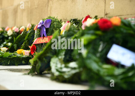 Kränze am Ehrenmal am Whitehall in London, nach einer Zeremonie zu erinnern gefallen UN-Friedenstruppen. Stockfoto