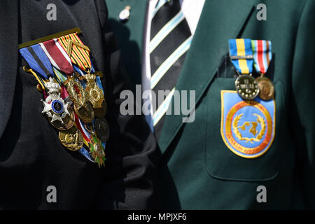 Medaillen Zugehörigkeit zu Belgien Blue-Helmets veteran Tibor Albert (links) und der ehemalige UN-Dienst Zollbeamte in Jugoslawien David Irwin, nach einer Zeremonie zu erinnern gefallen UN-Friedenstruppen, am Ehrenmal in Whitehall, London. Stockfoto