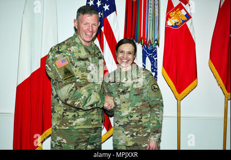 Von links, Generalmajor Joseph S. Harrington, US-Armee Afrika kommandierenden General und Oberst Devon Blake, Commander, 66th Military Intelligence Brigade, für ein Foto im Büro des USARAF Commander in der Caserma Ederle in Vicenza, Italien, März 20, 2017 darstellen. (Foto durch visuelle Informationen Spezialist Antonio Bedin-/freigegeben) Stockfoto