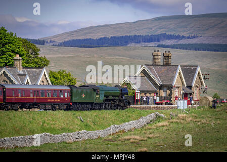 Ribblehead. Vereinigtes Königreich. 22. Mai. 2018. Der weltweit bekannteste Dampflokomotive, Flying Scotsman gesehen Überquerung des Ribblehead Viadukt schleppen, Da Stockfoto