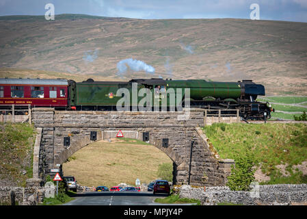 Ribblehead. Vereinigtes Königreich. 22. Mai. 2018. Der weltweit bekannteste Dampflokomotive, Flying Scotsman gesehen Überquerung des Ribblehead Viadukt schleppen, Da Stockfoto