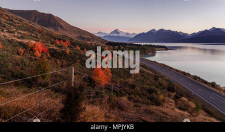 Aussichtspunkt Mount Cook mit Lake Pukaki und der Straße zum Mount Cook Village. Im Herbst in Neuseeland Südinsel genommen Stockfoto