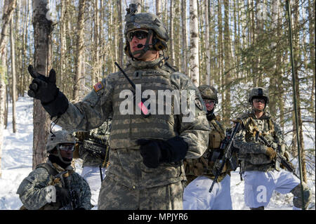 Armee 1. Lt Matthew Sneddon, ein Eingeborener von Fayetteville, N.C., auf das erste Bataillon zugeordnet, 501 Fallschirm Infanterie Regiment, 4 Infantry Brigade Combat Team (Airborne), 25 Infanterie Division, U.S. Army Alaska, gibt eine Reihe Sicherheit kurz vor der Durchführung live Fire Training am Infanteriezug Schlacht Kurs auf gemeinsamer Basis Elmendorf-Richardson, Alaska, 17. März 2017. Die Ausübung geschliffen Infanterie Fähigkeiten die Fallschirmjäger' wie Platoon Bewegung und Kommunikation, Hindernis gegen und die Erfassung objektiver durch Angriff und Manöver. (U.S. Air Force Foto/Alejandro Pena) Stockfoto