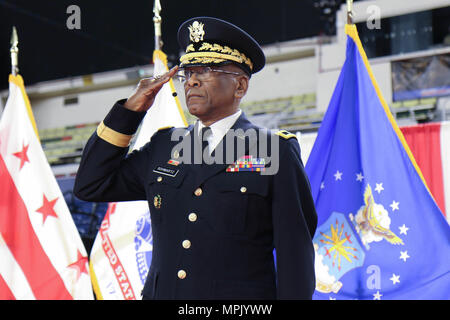 Generalmajor Errol R. Schwartz, ehemaliger Kommandierender General, District of Columbia der National Guard, macht ein Gruß während der Revue passieren März 19, 2017, an der D.C. Armory in Washington, D.C. Schwartz zieht sich von der US-Armee nach mehr als 41 Jahren Service. Er hielt die Position des kommandierenden General der Distrikt von Columbia National Guard von Juni 2008, Jan. 20, 2017. (U.S. Army National Guard Foto von Sgt. Jennifer Amo/Freigegeben) Stockfoto