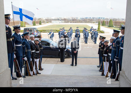 Verteidigungsminister Jim Mattis wartet auf die Ankunft von Finnlands Verteidigungsminister Jussi Niinisto im Pentagon in Washington, D.C., 21. März 2016. (DOD Foto von Air Force Tech. Sgt. Brigitte N. Brantley) Stockfoto