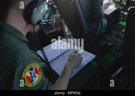 Staff Sgt. Christopher Hofer, 36th Airlift Squadron Lademeister, füllt ein Flug record Form während der ersten Yokota C-130J Hercules Super training Sortie über den Himmel von Japan am 20. März 2017. Mit dem Formular kann der flugzeugbesatzung Abweichungen durch Selbst- oder Wartungspersonal entdeckt zu dokumentieren. (U.S. Air Force Foto: Staff Sgt. David Owsianka) Stockfoto