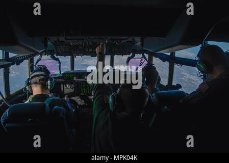 Staff Sgt. Christopher Hofer, 36th Airlift Squadron Lademeister, spiegelt ein Kraftstoff Schalter während der ersten Yokota C-130J Hercules Super training Sortie über den Himmel von Japan am 20. März 2017. Durch Umlegen des Schalters muss die Crew Mitglieder sind in der Lage, den Tanks zu richtig Gleichgewicht. (U.S. Air Force Foto: Staff Sgt. David Owsianka) Stockfoto