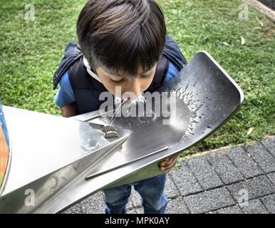 Kid Trinkwasser im Freien. Kind Trinkwasser aus der öffentlichen in die Park in Australien installiert. Stockfoto