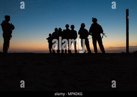 Die irakischen Sicherheitskräfte Soldaten warten Urban Assault nacht Operationen während des Trainings im Camp Manion, Irak, 15. März 2017 zu beginnen. Koalitionstruppen Zug ISF grundlegenden Kampffertigkeiten Erfolg auf dem Schlachtfeld zur Unterstützung von Combined Joint Task Force - inhärenten lösen, der globalen Koalition zu erhöhen ISIS im Irak und in Syrien zu besiegen. (U.S. Armee Foto von SPC. Christopher Brecht) Stockfoto