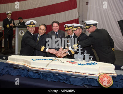 170319-N-FT110-012 BUSAN, Republik Korea (18. März 2017)--(von links nach rechts) Rear Admiral Brad Cooper, Commander, US Naval Forces Korea, Admiral (i.r.) Yu, Sam-Nam, Republik Korea Navy, Marc Knapper kostenlos "d' Affaires Ad Interim, Vice Admiral Jung Jin, Seop, US-Botschaft Seoul, Republik Korea Flotte, Rear Admiral Jim Kilby, Kommandant, Carrier Strike Group 1 und Captain Doug Verissimo Schnitt den Kuchen im Rahmen eines Empfangs der Republik Korea an Bord des Flugzeugträgers USS Carl Vinson (CVN-70). Die Carl Vinson Strike Group ist auf eine regelmäßige Westpazifik Bereitstellung als Bestandteil der US-Pazifik Fle Stockfoto