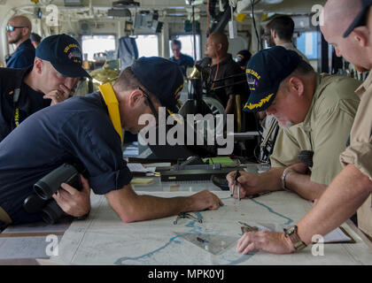 170312-N-YM720-406 MAJURO, Republik der Marshall-Inseln (12. März 2017) Capt Drew St. John, Kommandant des u-Boot-tender USS Frank Cable (AS 40) und Patrick Christian, Military Sealift Command zuständigen Offizier, koordinieren die Schiffsbewegungen in der Brücke, März 12.  Frank Cable ist auf den Marshall-Inseln, Durchführung von Schulungen zu entwickeln und zu verfeinern erforderlich Taktiken, Techniken und Verfahren, u-Boot-expeditionary Logistik im Einsatzgebiet 3. Flotte zu unterstützen. (Foto: U.S. Navy Mass Communication Specialist 2. Klasse Allen Michael McNair/freigegeben) Stockfoto