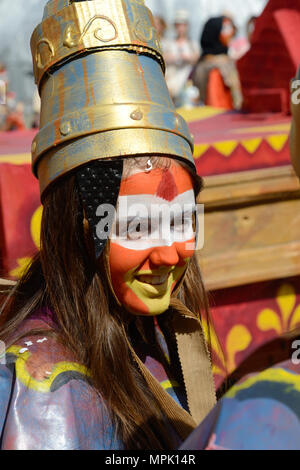 Kostümierte Festivalbesucher mit Make-Up Gesicht Farbe auf der jährlichen Frühjahrstagung des Karneval Aix-en-Provence Provence Frankreich Stockfoto