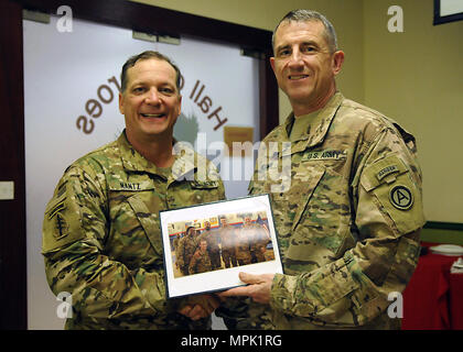 Generalmajor William Hickman (rechts), Stellvertretender kommandierender General für die US-Army Central, präsentiert ein Foto und schüttelt die Hand des pensionierten Sgt. 1. Klasse Randy Nantz, 5th Special Forces Group. Nantz ist einer von sechs Soldaten, die in dieser Runde der OPE, das ist ein Programm, dass die Krieger, die auf dem Schlachtfeld verwundet bringt und anschließend erlaubt Ihnen, "ordnungsgemäß verlassen, "Theater teil. Eine explosionsartig gezwungen Penetrator verursacht eine unterhalb des linken Knies Amputation und anderen Verletzungen für den Keller, Texas, Eingeborener, während er im Irak diente, Dezember 2006. (U.S. Armee Foto von Sgt. Kimberly Browne, USARCE Stockfoto