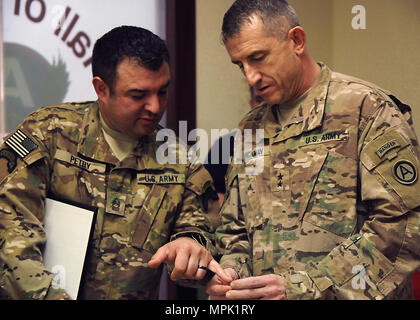 Pensionierter Master Sgt. Petry (links), 75th Ranger Regiment und Ehrenmedaille Empfänger gibt und beschreibt eine Herausforderung Münze zum Generalmajor William Hickman (rechts), Stellvertretender kommandierender General für die US-Army Central, nach einem Abendessen für den Betrieb Ordentliche Soldaten hielten, 19. März Camp Arifjan, Kuwait. Petry ist einer von sechs Soldaten, die in dieser Runde der OPE, das ist ein Programm, dass die Krieger, die auf dem Schlachtfeld verwundet bringt und anschließend erlaubt Ihnen, "ordnungsgemäß verlassen, "Theater teil. Eine feindliche Granate verursacht eine unterhalb der rechten Ellenbogen Amputation für die Steilacoom, Washington, Eingeborener, während er wa Stockfoto