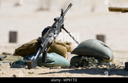 Die M-249 Light Machine Gun sitzt auf der Schusslinie März 9, 2017, Reihe 7 auf Joint Base Mc Guire-Dix - Lakehurst, N.J. Zwölf Mitglieder der 436th Security Forces Squadron, Dover Air Force Base, Del., reiste nach JB MDL für Schulungen zu zahlreichen Waffen geführt von sechs 436Th SFS Combat Arms Instruktoren. (U.S. Air Force Foto von Roland Balik) Stockfoto