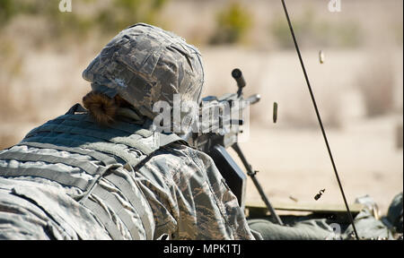 Airman 1st Class Annamae Prentiss, 436Th Security Forces Squadron Response Force Mitglied, feuert eine M-249 Light Machine Gun bei stillgelegten Tanks als Ziele im Bereich 7 am Joint Base Mc Guire-Dix - Lakehurst, New Jersey, 9. März 2017 eingesetzt. Prentiss und drei andere 436Th SFS Mitglieder von Dover Air Force Base, Del., nahm an den Tanks schaltet die M-249 Brennen bei verschiedenen Distanzen zwischen 200 und 1.200 Metern platziert. (U.S. Air Force Foto von Roland Balik) Stockfoto