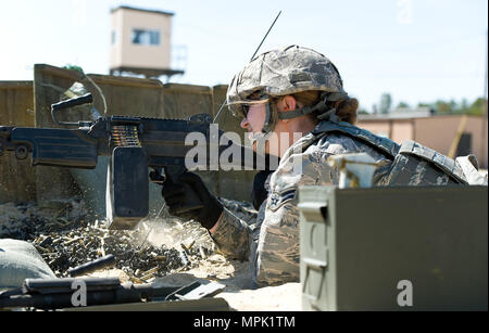 Airman 1st Class Annamae Prentiss, 436Th Security Forces Squadron Response Force Mitglied, feuert eine M-249 Light Machine Gun bei stillgelegten Tanks in verschiedenen Entfernungen, die zwischen 200 bis zu 1.200 Meter Reichweite, 9. März 2017, In der Reihe 7 am Joint Base Mc Guire-Dix - Lakehurst, N.J. Prentiss, nach Dover Air Force Base, Del zugeordnet, feuerte die M-249 mit 200 Umläufen von 5,56 mm Munition, grüne geladen - gespitzt, installierte und orange/rot - gespitzt Tracer Umläufe in einem Assault Pack platziert. (U.S. Air Force Foto von Roland Balik) Stockfoto