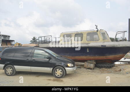 Ein Auto von einem Boot Stockfoto