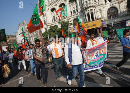 India, West Bengal, Kalkutta, politischen Anhängern der BLP Party im März durch die Straßen. Stockfoto