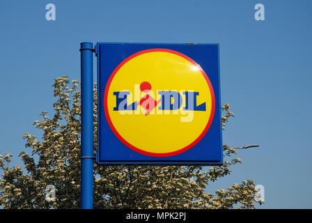 Signage außerhalb einer Niederlassung der deutschen Supermarkt Lidl in St. Leonards-on-Sea, East Sussex, England am 23. Mai 2018. Lidl haben über 670 Geschäfte in Großbritannien. Stockfoto