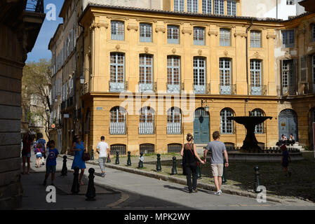 Junges Paar gehen Hand in Hand vorbei an der Place d'Albertas historischen Stadtplatz Aix-en-Provence Provence Frankreich Stockfoto