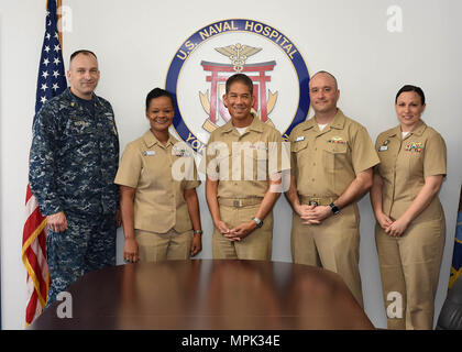 YOKOSUKA, Japan (Mar. 23, 2017) - Von links nach rechts, U.S. Naval Hospital (USNH) Yokosuka Command Master Chief, Loren Rucker, der kommandierende Offizier, Kapitän Kristen A. Atterbury, Marine Medizin West Kaplan, Kapitän Guy Lee, USNH Yokosuka Kaplan, Lt Josua Hickman und handeln Executive Officer, Cmdr. Marcy Morlock, für ein Gruppenfoto posieren während ein Treffen und grüßen und Besuchen in der kommandierende Offizier Konferenzraum, März 23. (US Navy Foto von USNH Yokosuka Public Affairs Office/Freigegeben) Stockfoto