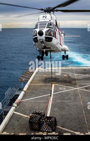 A330 EV Puma Helikopter aus die USNS Richard E. Byrd (T-AKE 4) liefert liefert bei einer vertikalen Auffüllung auf See auf dem Flugdeck der USS-Green Bay LPD (20), unterwegs in den Pazifischen Ozean, 20. März 2017. (U.S. Marine Corps Foto von Cpl. Darien J. Bjorndal/Freigegeben) Stockfoto