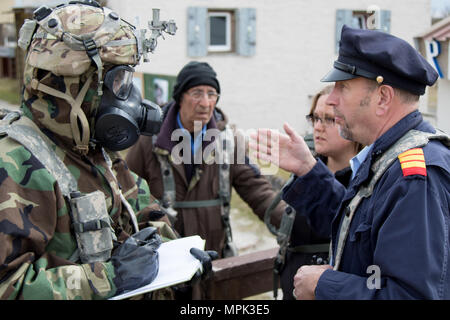 Mitglieder der CBRN-Recce Platoon, 54th Brigade Ingenieur Bataillon, 173Rd air Borne arbeiten mit dem Slowenischen CBRN-Dekontamination, sprechen Sie mit Einheimischen während eines simulierten chemische Kontamination während der Alliierten Geist VI bei Joint Multinational Readiness Center, Hohenfels, Deutschland, 21. März 2017. Allied Geist VI ist eine 7th Army Training Befehl, U.S. Army Europe - Regie multinationale Übung. (U.S. Armee Foto von Sgt. William Frye). Stockfoto