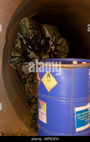 Mitglieder der CBRN-Recce Platoon, 54th Brigade Ingenieur Bataillon, 173Rd air Borne arbeiten mit dem Slowenischen CBRN-Dekontamination Einheit Proben nehmen während eines simulierten chemische Leck in einer Höhle in der Nähe der fiktiven Stadt Schwend während multinationale Übung, Alliierte Geist VI bei Joint Multinational Readiness Center, Hohenfels, Deutschland, 21. März 2017. Allied Geist VI ist eine 7th Army Training Befehl, U.S. Army Europe - Regie multinationale Übung. (U.S. Armee Foto von Sgt. William Frye). Stockfoto