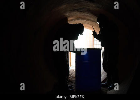 Mitglieder der CBRN-Recce Platoon, 54th Brigade Ingenieur Bataillon, 173Rd air Borne arbeiten mit dem Slowenischen CBRN-Dekontamination Einheit Proben nehmen während eines simulierten chemische Leck in einer Höhle in der Nähe der fiktiven Stadt Schwend während multinationale Übung, Alliierte Geist VI bei Joint Multinational Readiness Center, Hohenfels, Deutschland, 21. März 2017. Allied Geist VI ist eine 7th Army Training Befehl, U.S. Army Europe - Regie multinationale Übung. (U.S. Armee Foto von Sgt. William Frye). Stockfoto