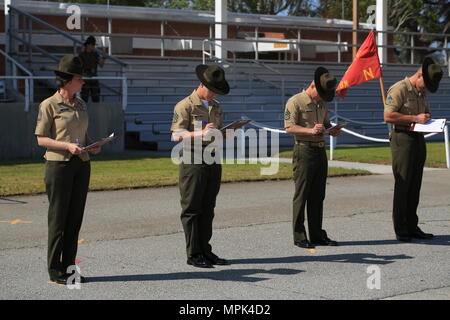 Us Marine Corps Gunnery Sgt. Tifanni Hebron, Drill Master, 4.BATAILLON, rekrutieren Training Regiment, wartet auf andere Bataillon bohrmeister Platoon 4010, 4.BATAILLON, rekrutieren Training Regiment während eines abschließenden Bohrer Bewertung auf Peatross parade Deck auf Marine Corps Depot rekrutieren, Parris Island, S.C., 22. März 2017 zu bewerten. Die rekruten werden für die Bohrmaschine zählte nach Vertrauen, Liebe zum Detail und Disziplin. (U.S. Marine Corps Foto von Lance Cpl. Sarah Stegall/Freigegeben) Stockfoto