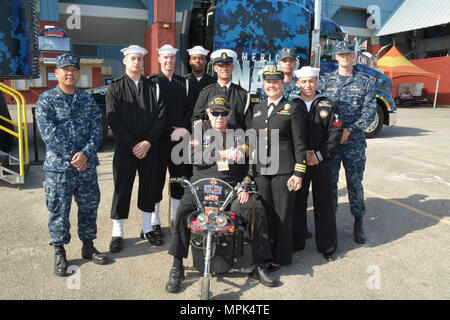 AUSTIN - (März. 22, 2017) Segler von Marine-einziehende Bezirk San Antonio und die U.S. Navy zeremoniellen Guard Drill Team posieren für Fotos mit 98-jährigen WWII Veteran Chief Petty Officer Shelby H. Highsmith während Marine Woche Austin an der Wissenschaft der Marine, Technologie, Ingenieurwesen und Mathematik (STEM) TOUR 1 Die "nimitz", am Rodeo Austin und Lager zeigen. Highsmith, ein Eingeborener von Mt. Vernon, Illinois, und ein Bewohner von Austin, trat der Marine in 1939 als Gehilfe eines Aviation machinist Wartung der PBY Catalina Aircraft. Er diente auch als Navy Recruiter in Phoenix in der Mitte der 50er Jahre. Höhen Stockfoto