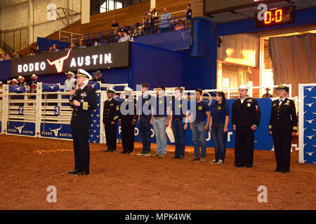 AUSTIN - (März. 22, 2017) Austin native, Kapitän Cassidy Norman, Executive Officer, USS Harry S. Truman (CVN 75), Adressen von den Teilnehmern an der Rodeo Austin und Stock zeigen vor Verabreichung der Eid der Rekrutierung zu fünf zukünftige Segler während Marine Woche Austin. Die Teilnahme an der Zeremonie waren Cmdr. Karen Muntean, kommandierender Offizier der Marine-einziehende Bezirk San Antonio, die machinist Mate 2. Klasse Juan Rodriguez Navy Recruiting Station San Marcos, Chief Electrician's Mate Nuklearen (U-Boote) Ron. Arroyo, USS TEXAS (SSN775) und Sonar Techniker (U-Boote) 1. Klasse Paul McCullough von Stockfoto