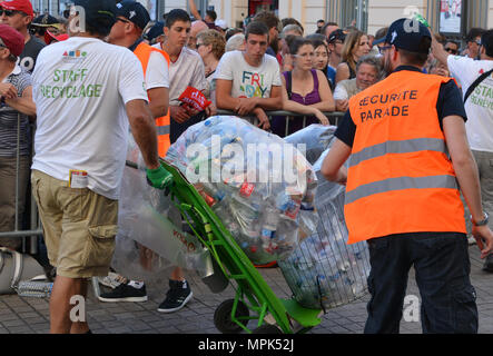 LE MANS, Frankreich - 16. JUNI 2017: Arbeiter Mann sammeln Müll mit Dosen und Kunststoff auf der Straße an der Parade des Piloten Stockfoto