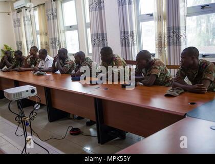 170321-N-GP 524-021 Cotonou, Benin (21. März 2017) Seeleute aus dem Benin Marine besuchen, Board, Durchsuchung und Beschlagnahme und medizinische Verfahren in Vorbereitung auf die Übung Obangame Express 2017 diskutieren. Obangame Express, durch US Africa Command gefördert, ist entworfen, um die regionale Zusammenarbeit, den maritimen Bereich Sensibilisierung, Information-sharing-Praktiken zu verbessern, und Taktische verbot Expertise der kollektiven Fähigkeiten des Golfs von Guinea und an der westafrikanischen Ländern zu verbessern Meer-basierte illegalen Aktivität zu begegnen. (U.S. Marine Foto von Mass Communication Specialist 2. Klasse Bill Dodge/Freigegeben) Stockfoto