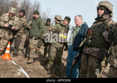 Us-Senator Jim Inhofe, R - Okla., informierte über eine Live-Fire Training übung von einem ukrainischen Combat Training Center Officer bei seinem Besuch in der yavoriv Combat Training Center auf dem internationalen Friedens und der Sicherheit, in der Nähe der Yavoriv, der Ukraine, der am 17. März. (Foto von Sgt. Anthony Jones, 45th Infantry Brigade Combat Team) Stockfoto