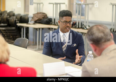 Spezialist Avery Harbin, ein Soldat der Krieger Übergang Bataillon zugeordnet, nimmt an einem Mock Interview mit örtlichen Unternehmen und politischen Führer am 16. März 2017, am Fort Campbell. Auf Harbin's panel war Jim Durrett, Montgomery County, Bürgermeister, Mariah Carey, Human Resources Director bei Lowes und Connie Freeman, Assistent des Chief Executive Officer am 1. Vorteil Bank. Stockfoto