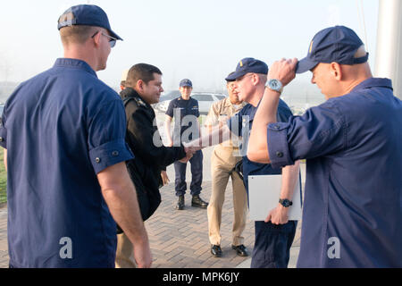 Mitglieder der SEMAR (mexikanische Marine) sind die Sektor Houston-Galveston Command Center gezeigt, Vessel Traffic Service und die Verfahren eines Schiffes Inspektion während einer Partnerschaft besuchen, Houston, März 23, 2017 Diese Sitzungen sind von zentraler Bedeutung für die Gewährleistung sicherer und effizienter Praktiken der künftigen Meerespolitik. Stockfoto