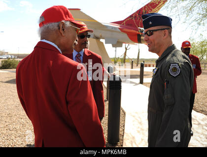 Brig. Gen. Bach Leonard, 56th Fighter Wing Commander, interagiert mit den Mitgliedern der Archer-Ragsdale Kapitel der Tuskegee Airmen März 23, 2017, bei Luke Air Force Base, Ariz. Lukas Beziehung mit der Tuskegee Airmen ergibt sich durch die 302Nd Fighter Squadron, das war einer von vier afroamerikanischen Fighter squadrons zu bekämpfen, während des Zweiten Weltkrieges. eingeben Die 302Nd FS wurde der 944th Fighter Wing finden Komponente, welche Anrufe Lukas home heute angebracht. (U.S. Air Force Foto von Airman 1st Class Kaleb Worpel) Stockfoto