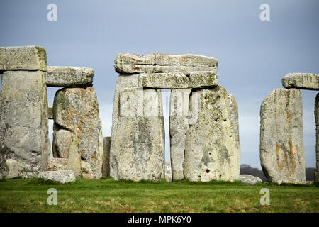 Der Kreis der so Steine mit Sturz Steine ad Blick auf innere Pferdeshow Steine stonehenge Wiltshire England Großbritannien Stockfoto