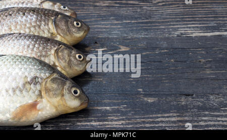 Frisch Karpfen auf hölzernen Tisch erwischt Stockfoto