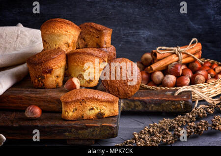 Kleine Cupcakes mit getrockneten Früchten auf einem braunen Holz- Board, in der Nähe Stockfoto