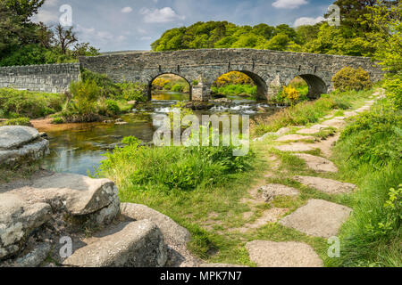 An einem warmen Sommerabend, nach den Touristen abreisen, die East Dart River rieselt unter der schöne Granit gebaute Brücke bei Postbridge in Dartmoor Stockfoto